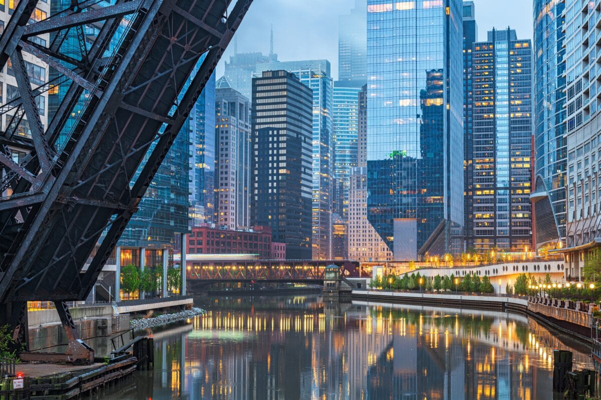 Chicago,,illinois,,usa,cityscape,on,the,river,at,twilight.